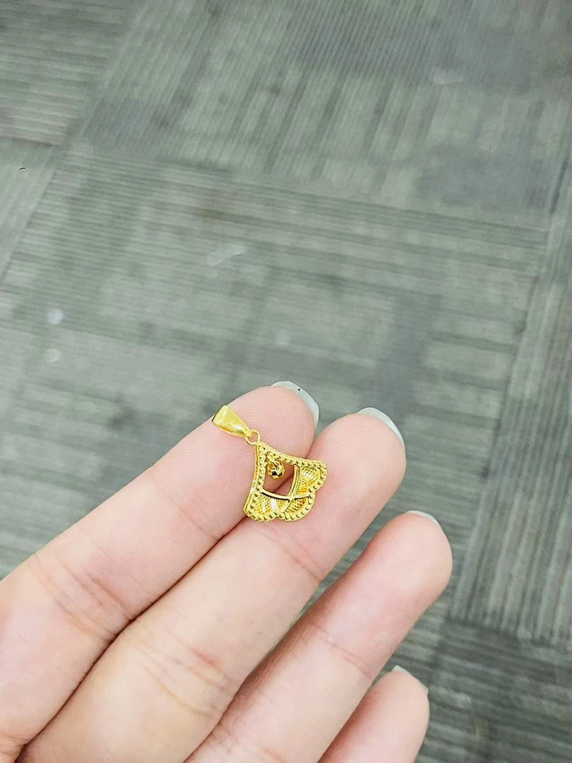 足金999镭射镂空小裙子吊坠
