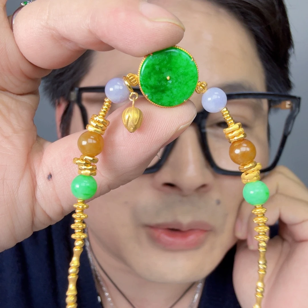 飒***飒翡翠18K金镶嵌颈饰一件