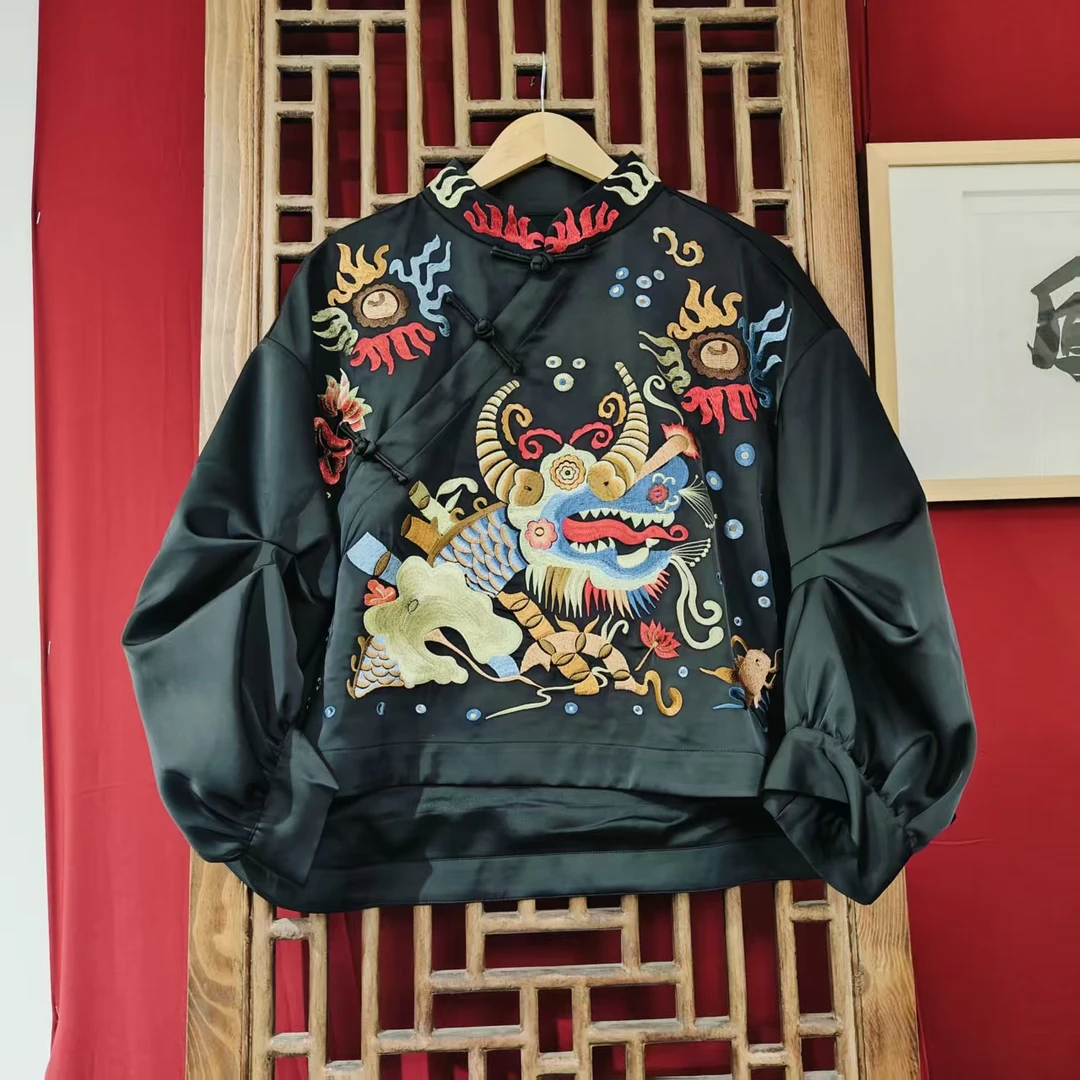 龙凤（LS488-70） 凤徕兮黑色底抽象图腾刺绣捏褶斜襟盘扣短上衣