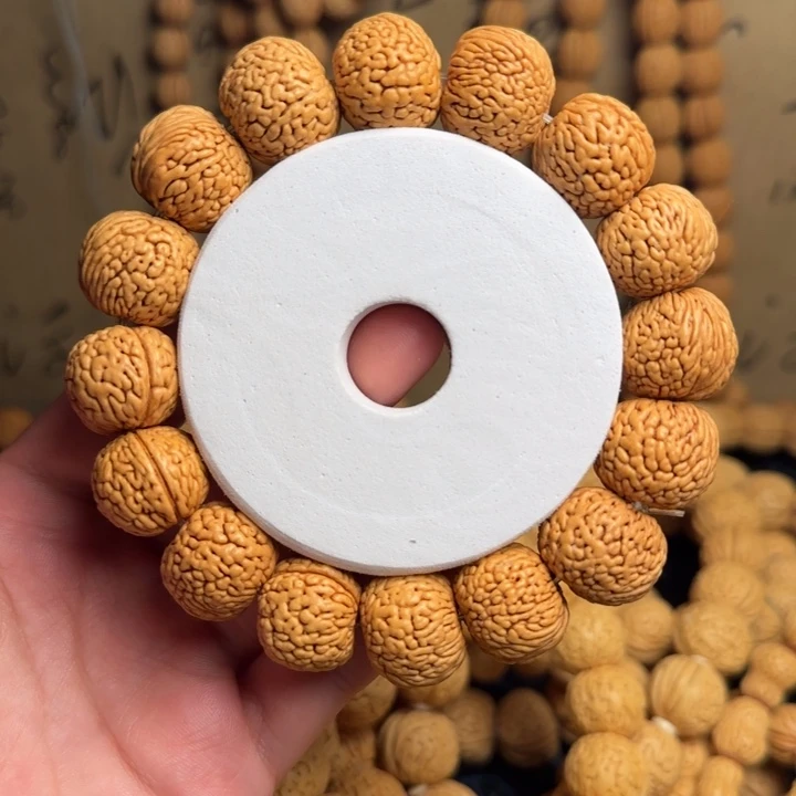 桃核手串。*桃核手串