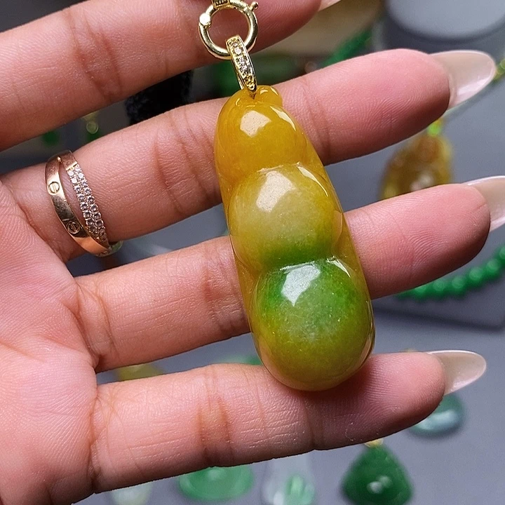翡翠未镶嵌吊坠(赠链)