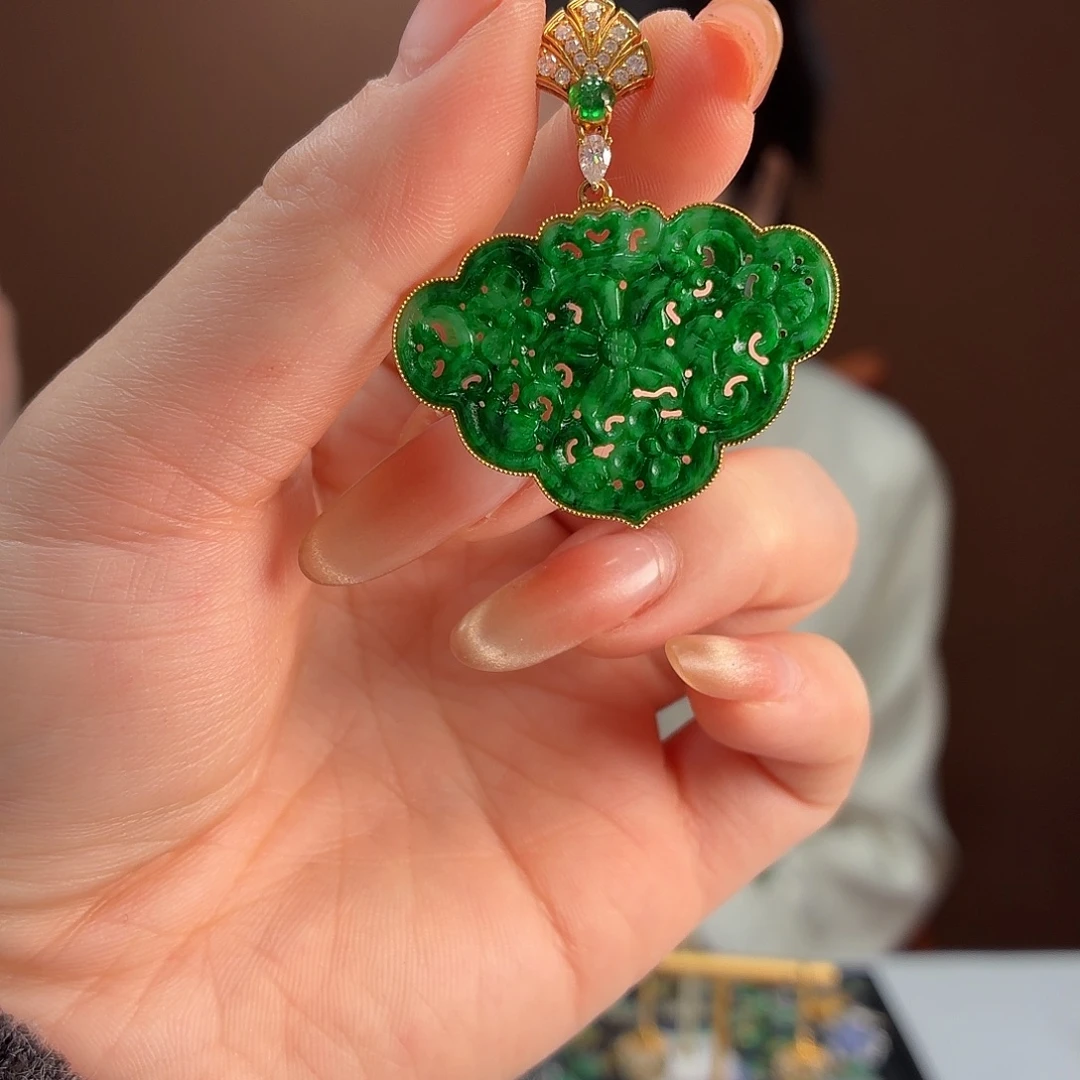 翡翠18K金镶嵌颈饰吊坠