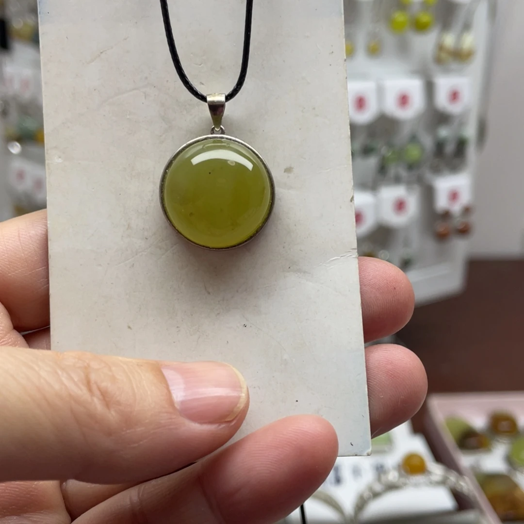 蛇纹石玉未镶嵌吊坠