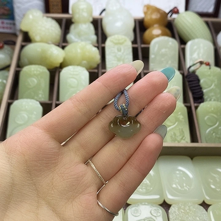 昆仑石祥云锁吊坠