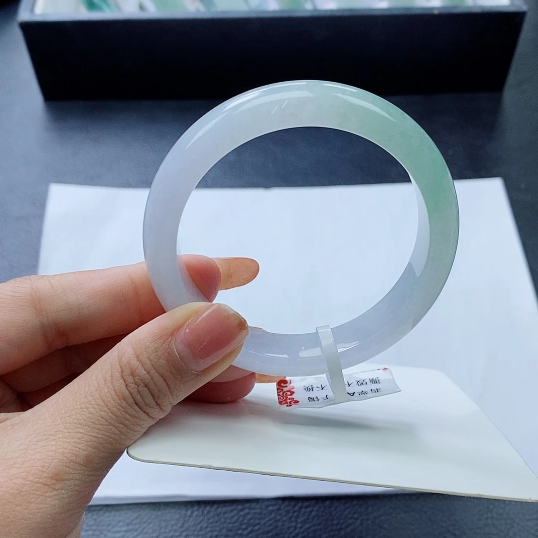 翡翠手镯未镶嵌55圈口