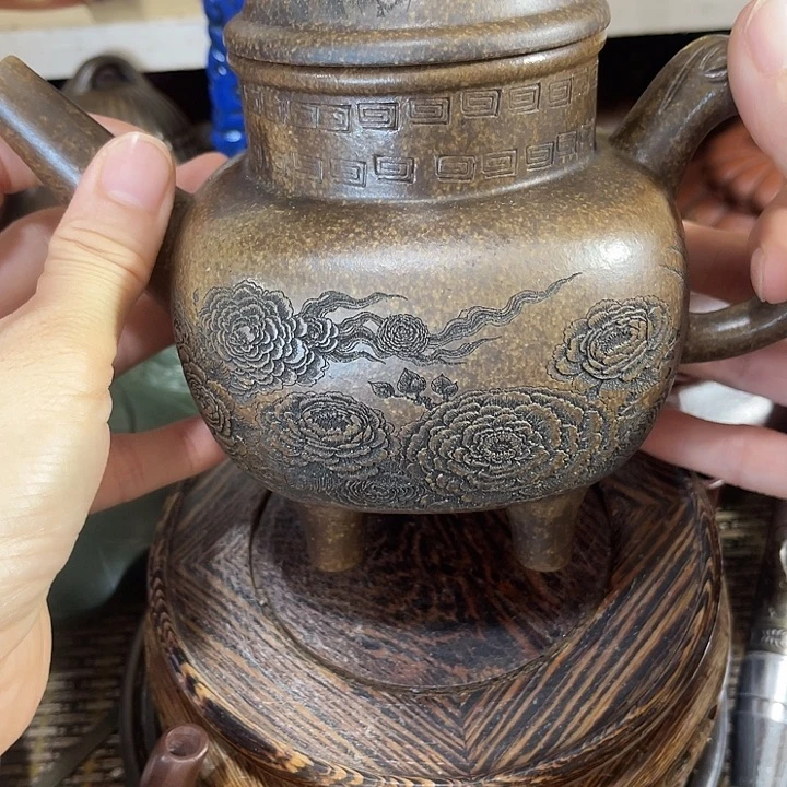 茶壶紫砂原矿泥料手工制作的一把紫砂壶。