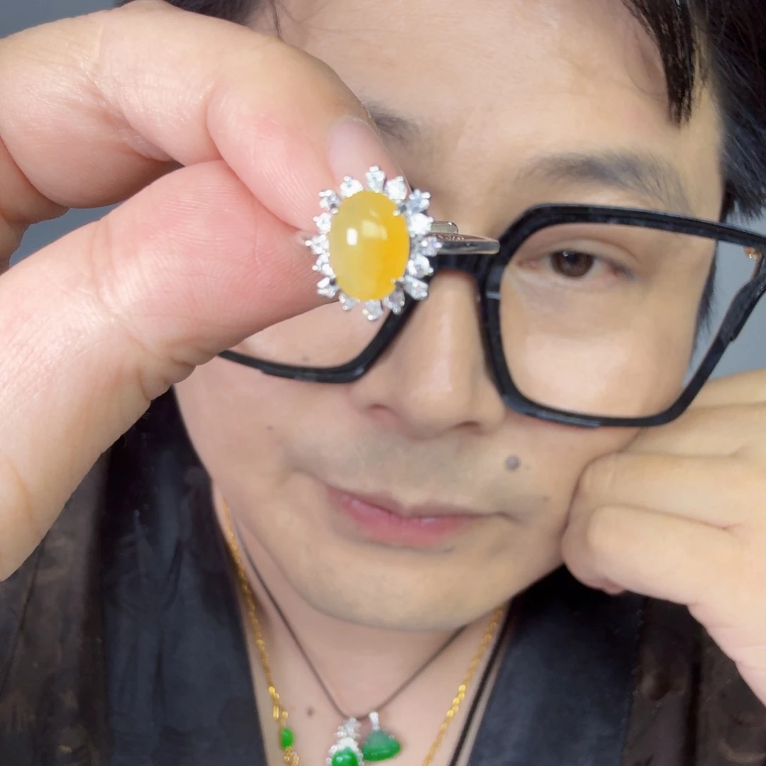 翡翠未镶嵌颈饰一件