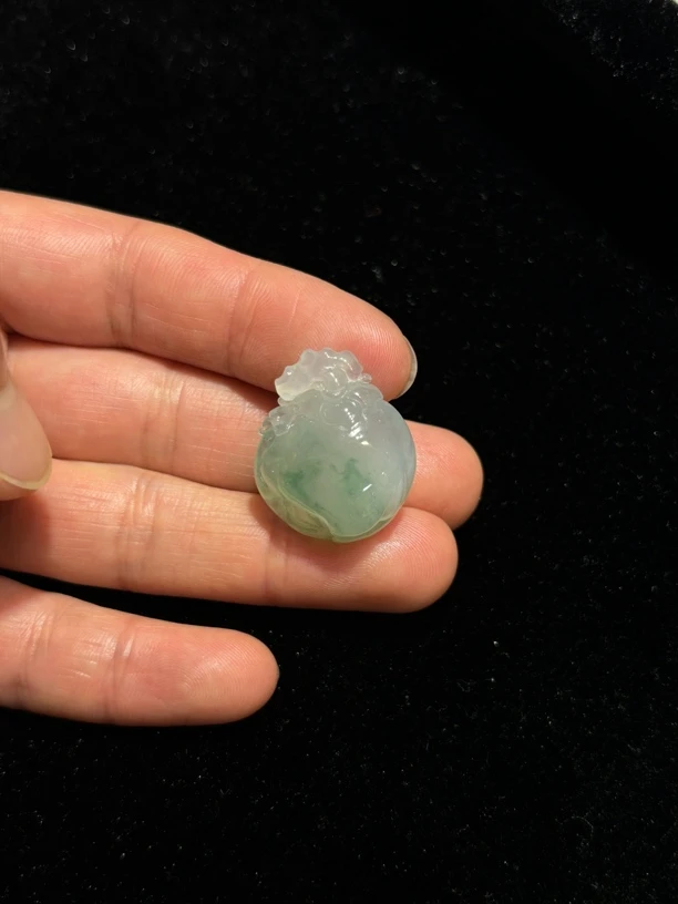 天然缅甸翡翠冰飘花仙桃精品挂坠、规格：23、23、9mm