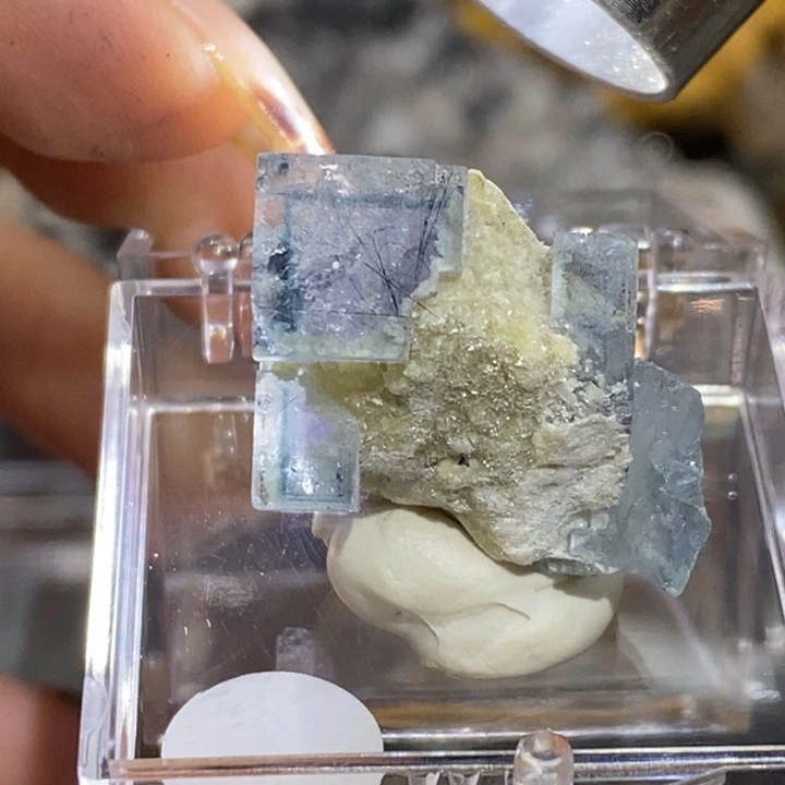 石材带发丝蓝紫窗口玻璃体内蒙