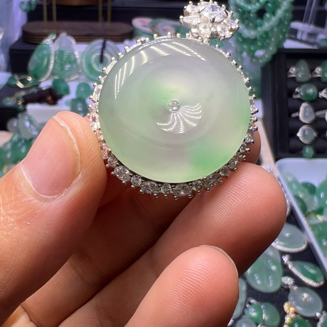 静***谧石英质玉（非洲翠）未镶嵌颈饰