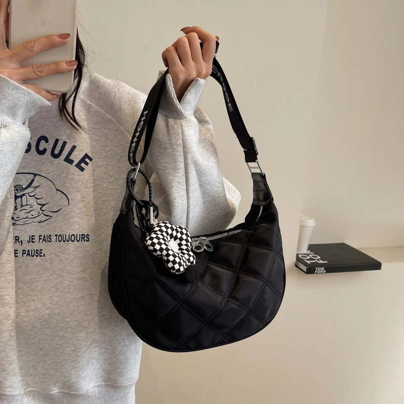 大容量饺子包包女士2025新款轻便斜挎包休闲尼龙帆布包通勤月牙包