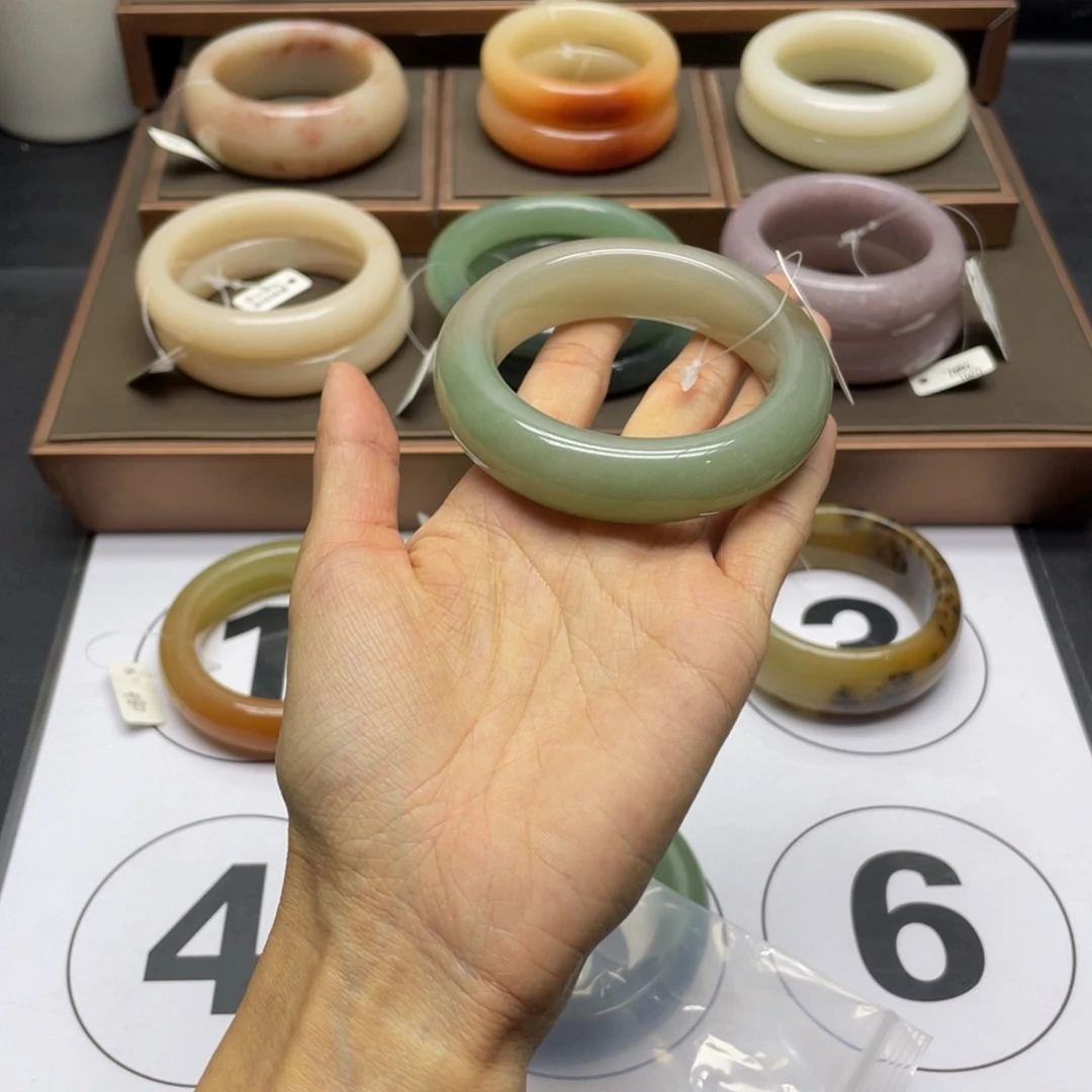 豬***豬石英质玉未镶嵌手镯