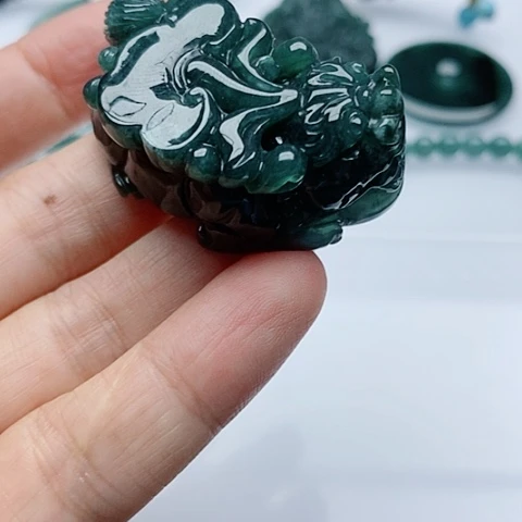 颈饰未镶嵌翡翠