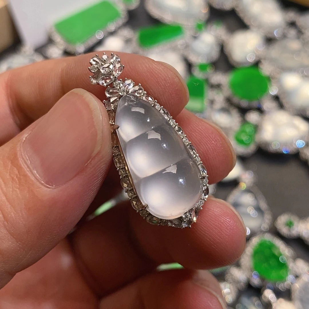 翡翠颈饰18K金镶嵌豆子