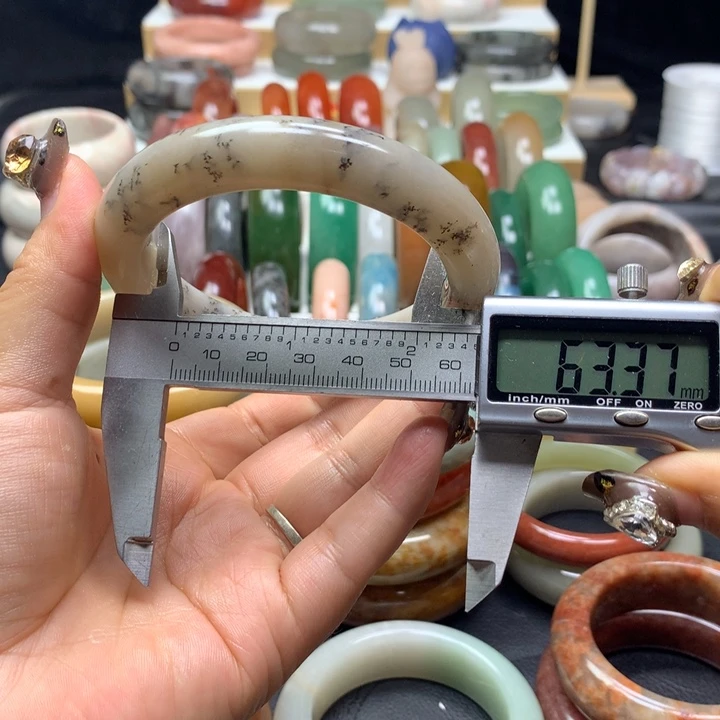 未镶嵌手镯石英质玉