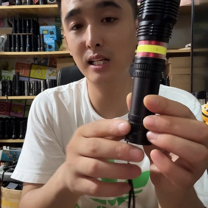 强磁手电带18650电池