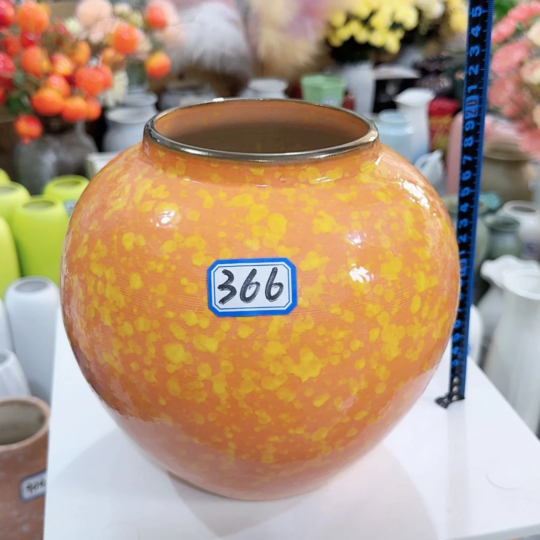 366号陶瓷高20厘米微瑕一个
