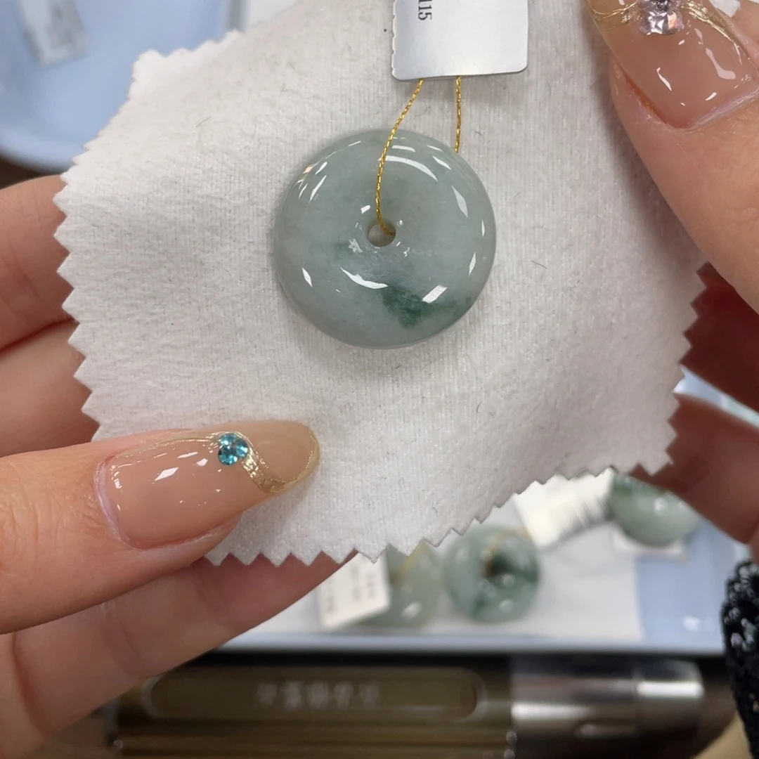 x***.翡翠未镶嵌颈饰平安扣