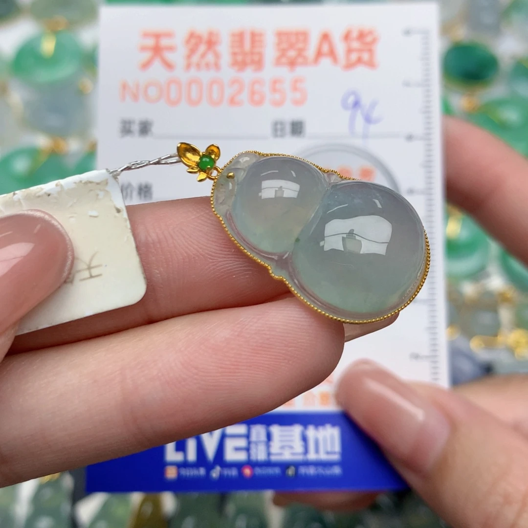 翡翠18K金镶嵌颈饰葫芦