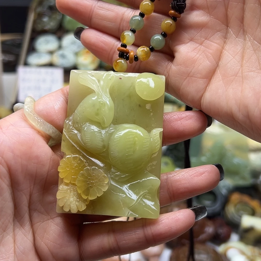 未镶嵌岫玉颈饰花玉兔兔牌牌