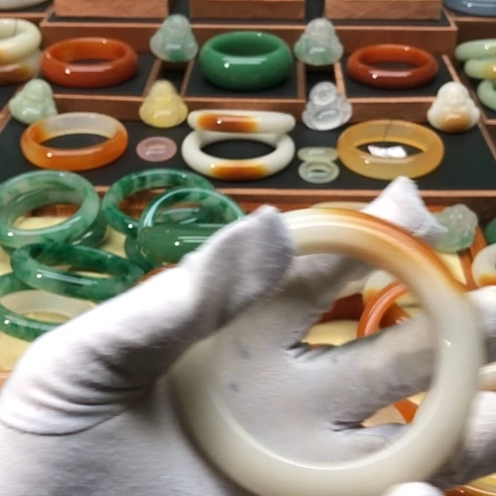 木***子未镶嵌手镯石英岩玉