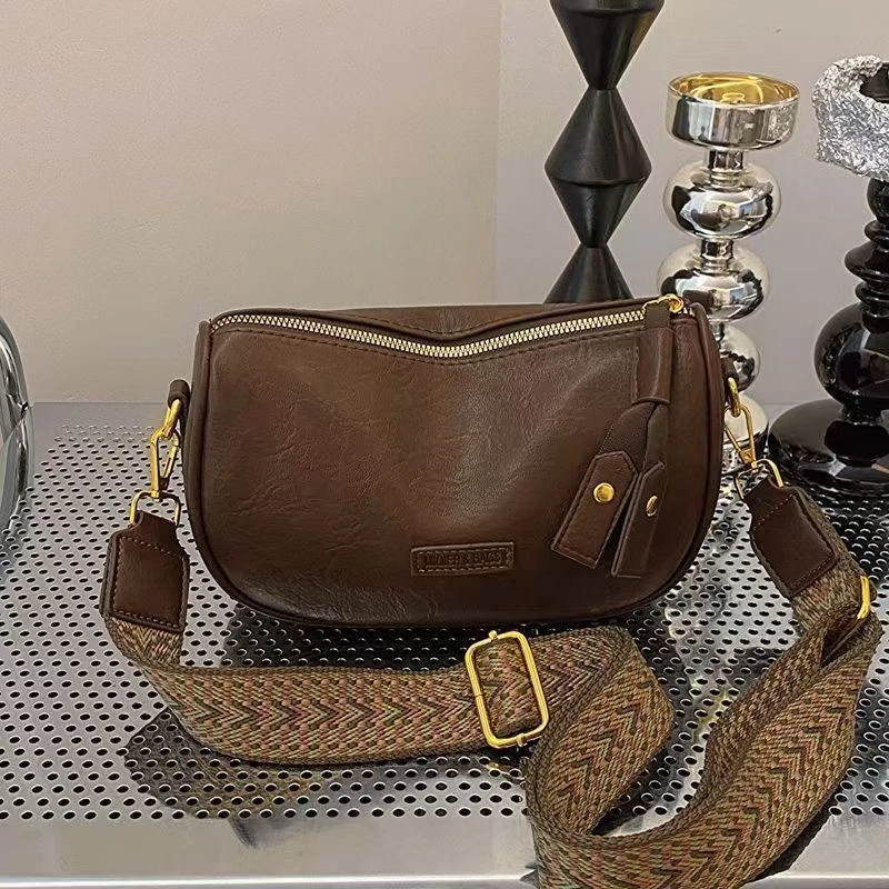 今年流行波士顿2024新款包包单肩斜挎包女百搭小包爆款枕头包背包