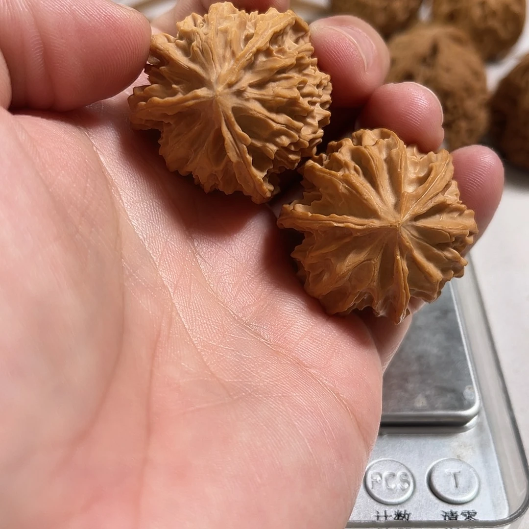 馒***有文玩核桃吊坠三棱