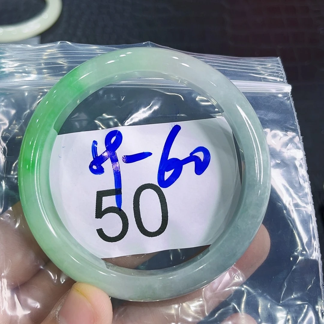 翡翠手镯未镶嵌微瑕