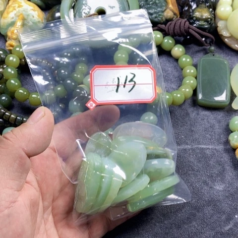 未镶嵌蛇纹石玉颈饰大**胖