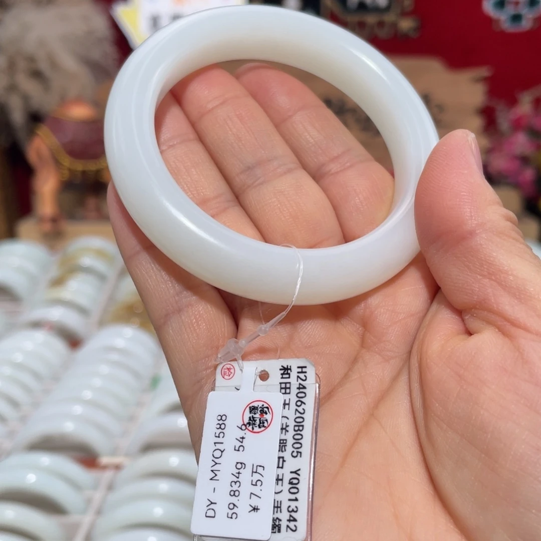 未镶嵌手镯和田玉天然优雅羊脂级且末老料