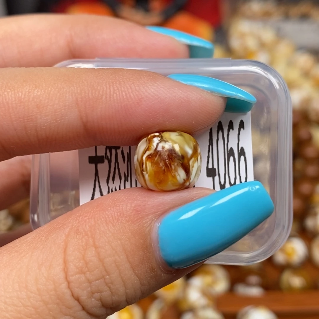 蜜蜡未镶嵌珠宝奇石4066