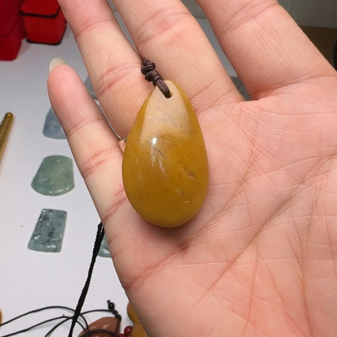石英质玉（金丝玉）未镶嵌颈饰