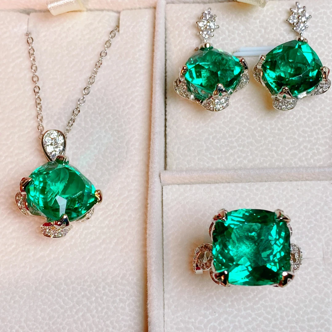 铜合金锆石吊坠 轻奢气质百搭绿色方形同心结系列  T019