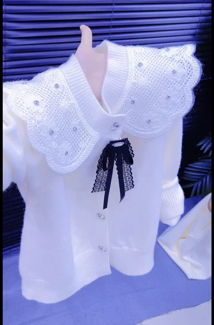 温柔减龄重工富家千金款白色上衣2025秋冬蝴蝶结镶钻娃娃领针织衫