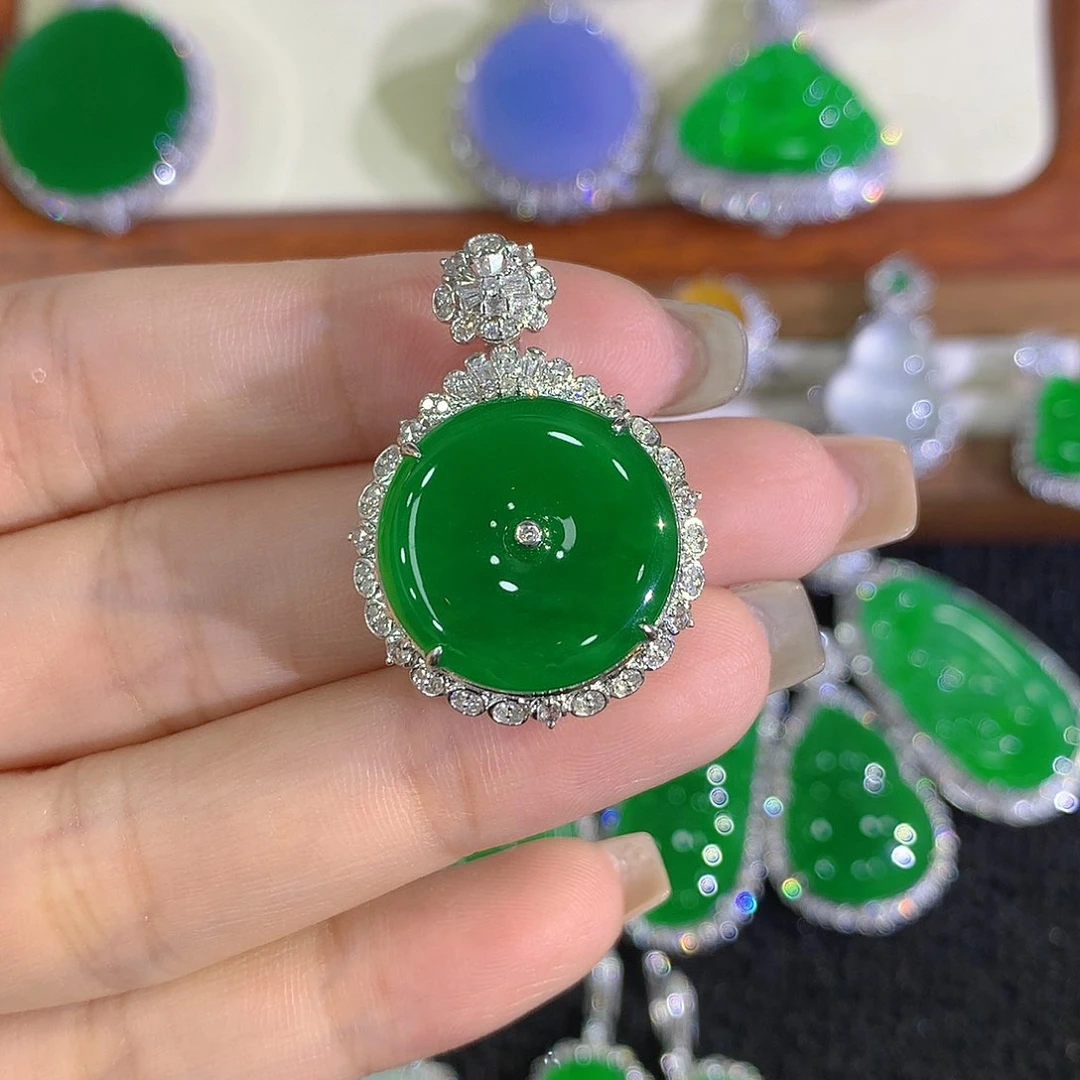 颈饰18K金镶嵌翡翠平安扣