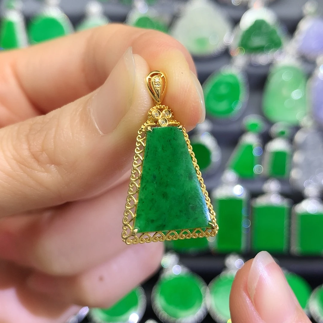 翡翠18K金镶嵌颈饰吊坠