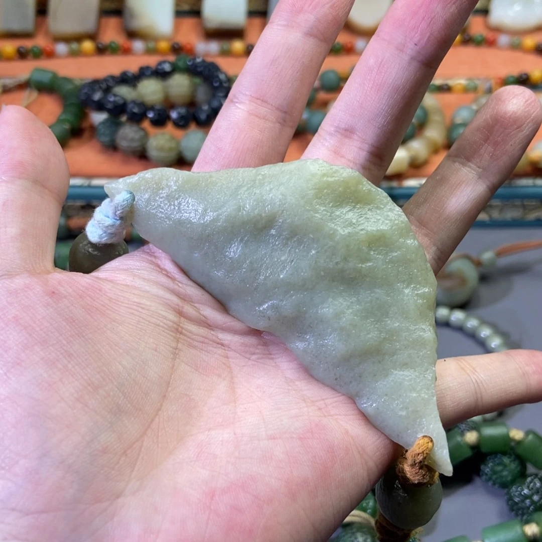 和田玉颈饰未镶嵌青***?