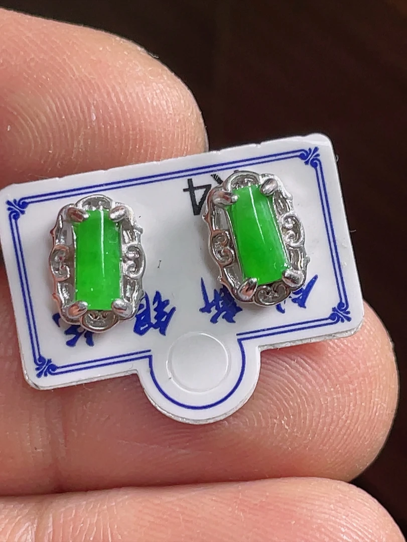 （缅甸天然翡翠A货）925银镶嵌冰种阳绿条形耳钉，尺寸10.1-7.0-4.5