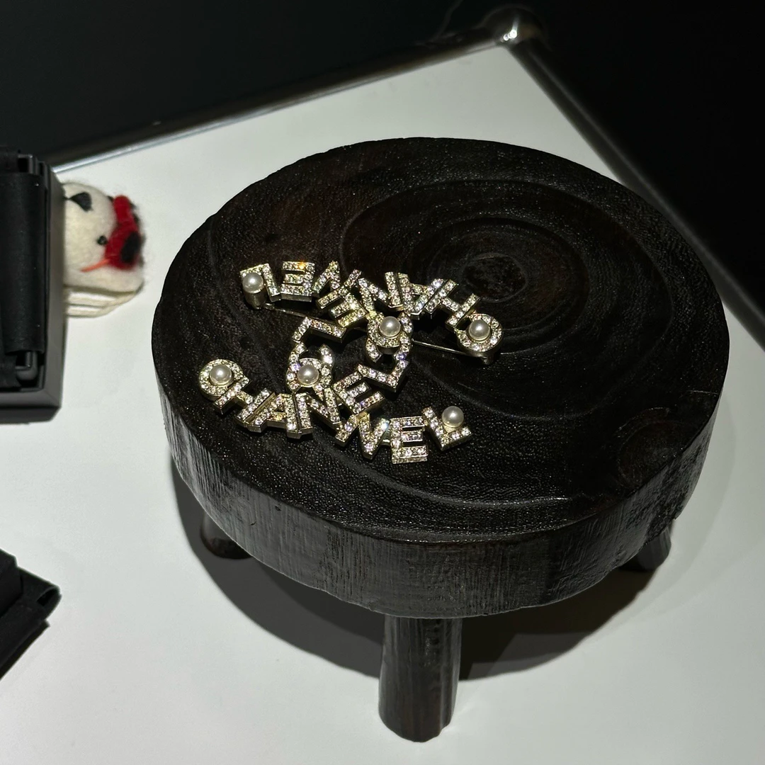 95新 Chanel/香奈儿 只盒/Chanel限量珍珠满钻不规则logo胸针