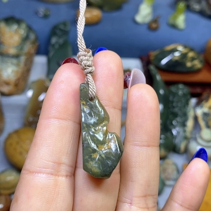 岫岩河磨玉（透闪石质玉）未镶嵌挂件有瑕甩货不退换介意勿拍