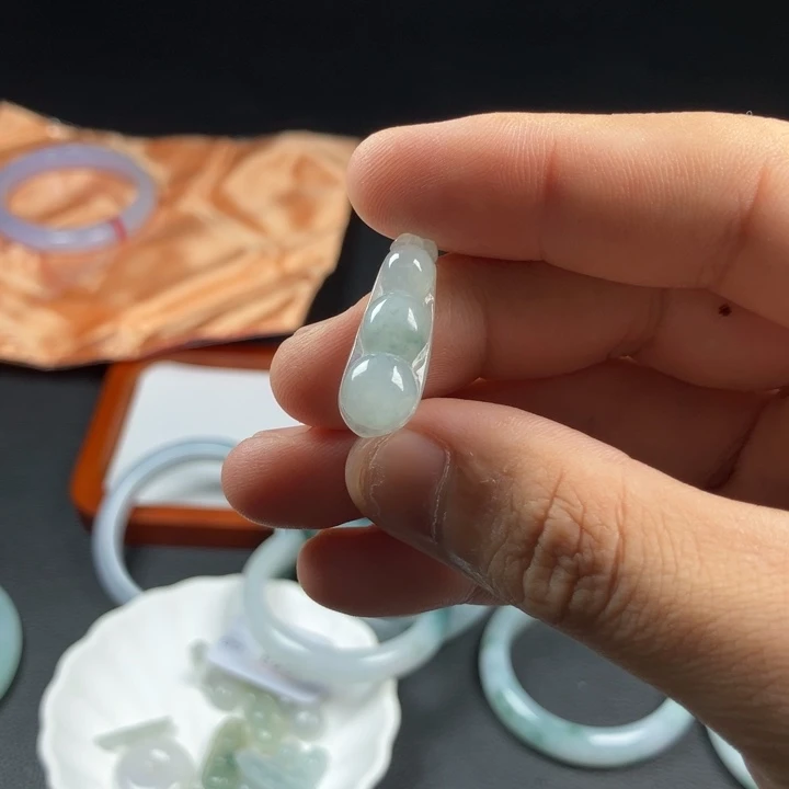 漂***赵颈饰未镶嵌翡翠翡翠福豆