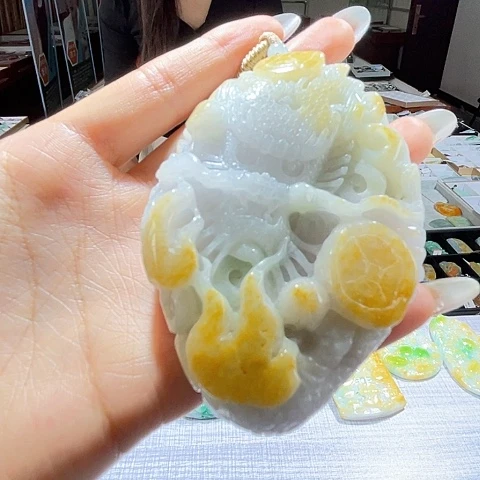 翡翠未镶嵌颈饰一个