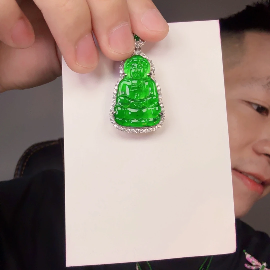 翡翠未镶嵌颈饰一件