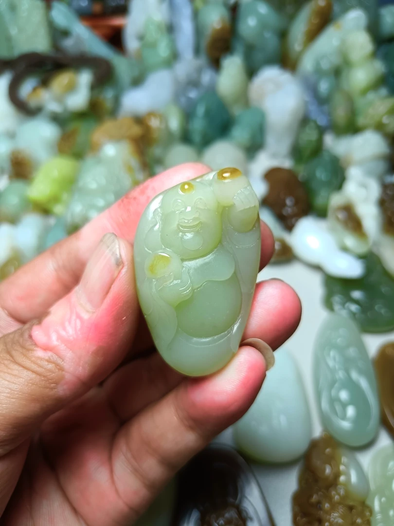和田玉新疆且末料且末糖俏色巧雕弥勒笑佛男女通用玉石挂件
