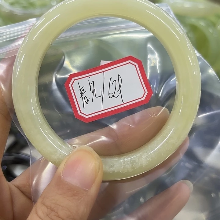 靓***靓未镶嵌蛇纹石玉岫玉手镯