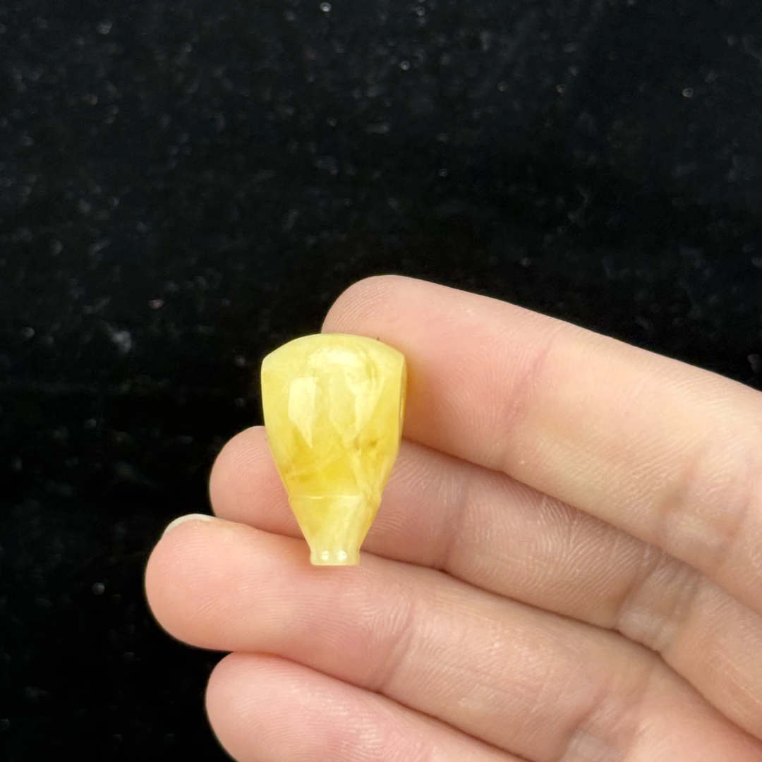 Z1100 天然蜜蜡俄料三通13.4*22mm 2克