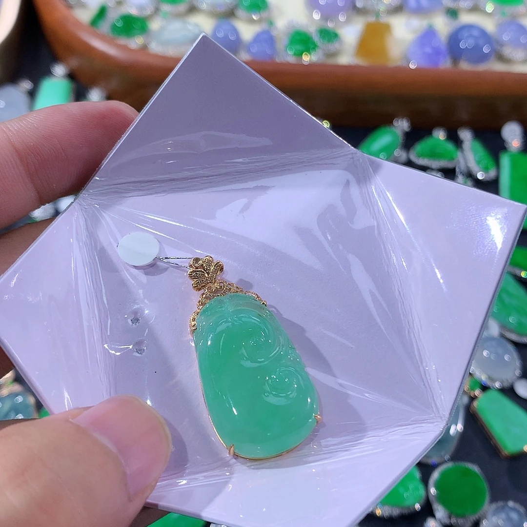 翡翠18K金镶嵌颈饰