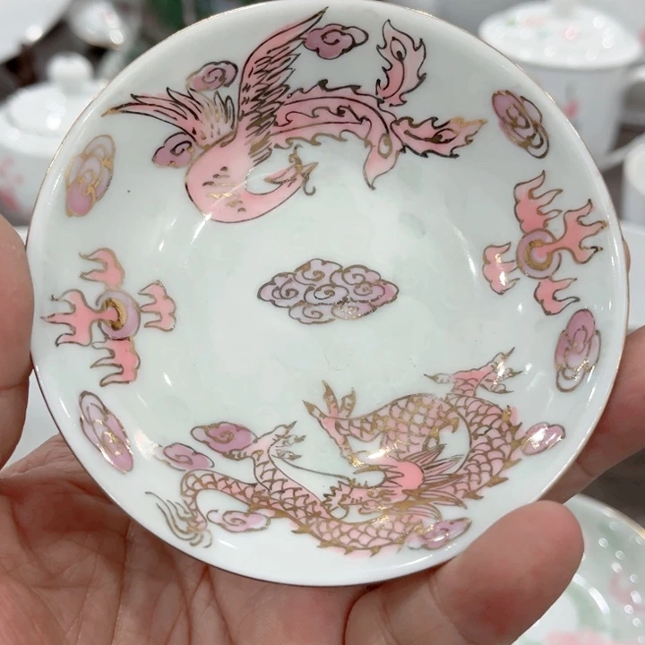 碟釉下五彩的瓷器和瓷器