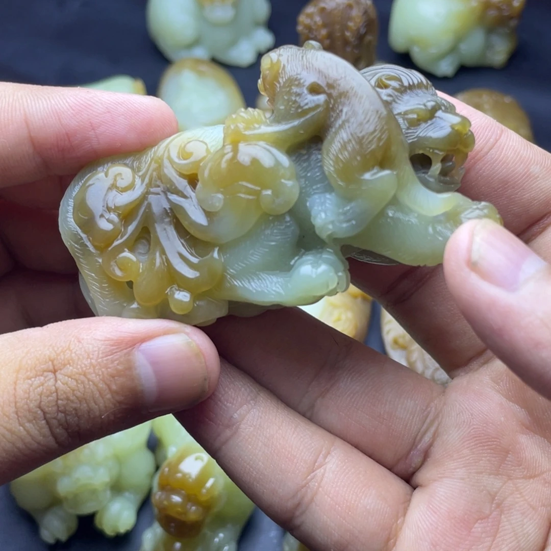 颈饰未镶嵌和田玉（糖玉）