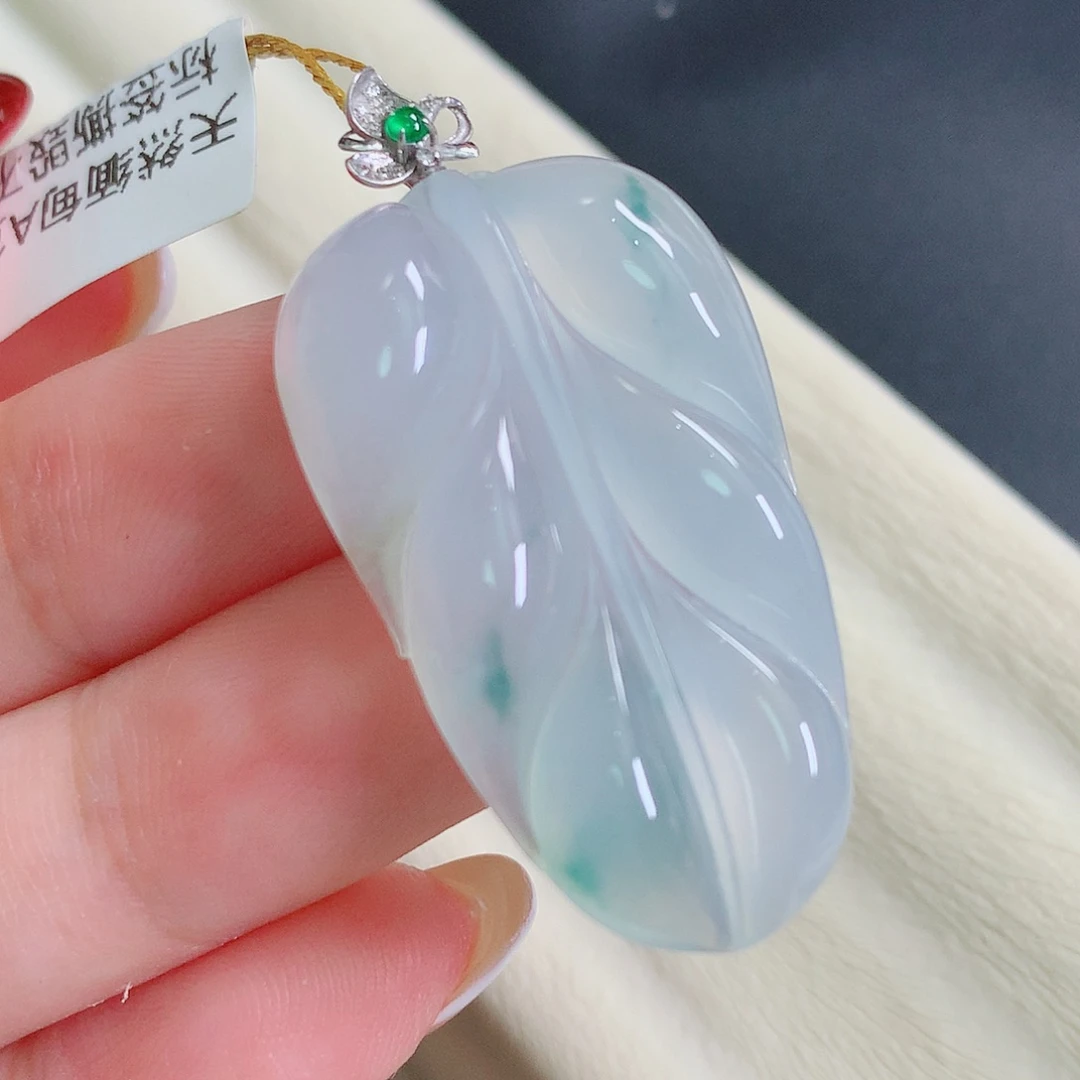 翡翠18K金镶嵌颈饰叶子